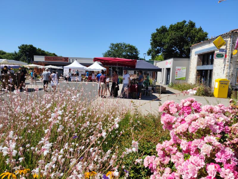 Stationnement interdit place du Commerce Dimanche 15 mars